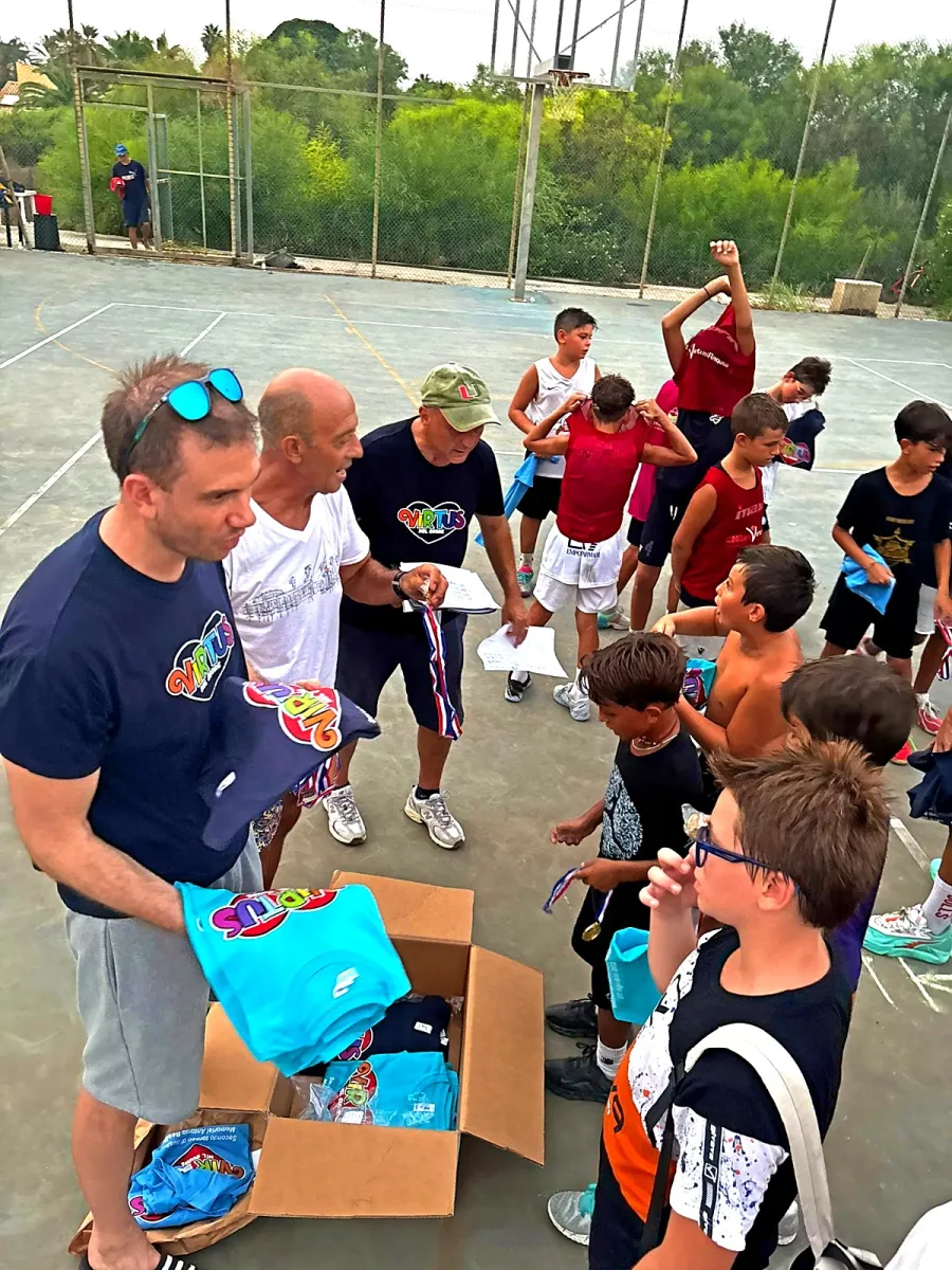 La premiazione a fine torneo: gli organizzatori distribuiscono le magliette e le medaglie.
