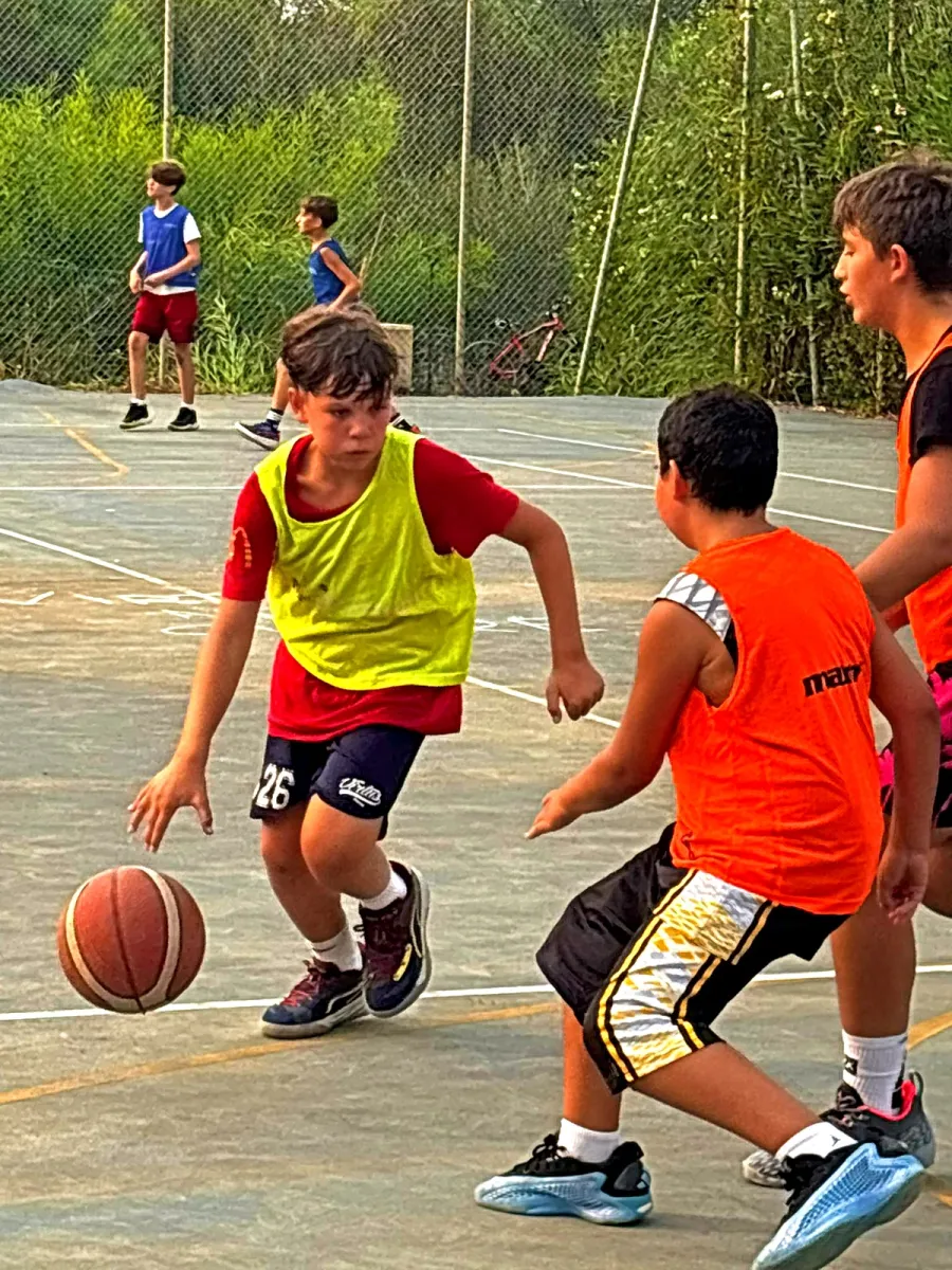 Un palleggio in uscita, con il difensore in casacca arancione a un passo di distanza.